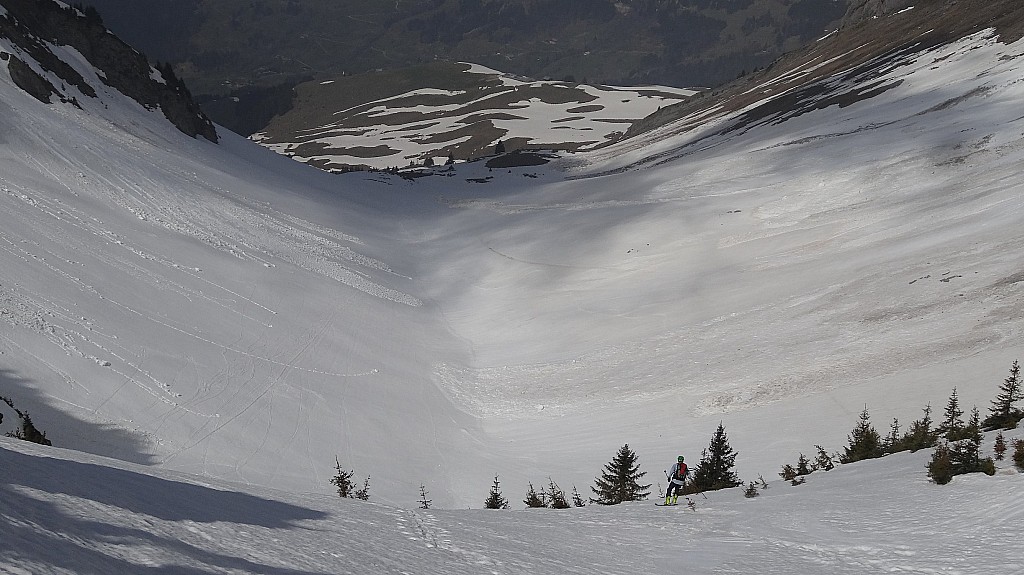 #5 Descente pas tant pire... : On aperçoit la tristitude de la quantité de neige restante au loin. Descente pas tant pire... : On aperçoit la tristitude de la quantité de neige restante au loin.