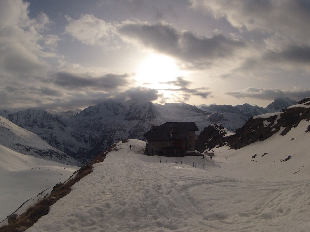 Gran Paradiso : Coucher de soleil derrière il rifugio Chabod