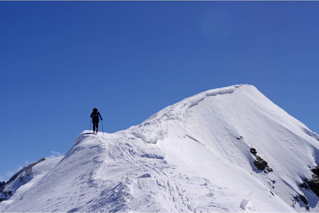 Sur la cresta : Charme lévitique de la Punta Kurz, l'accès au sommet se fait skis aux pieds, sur une distance de 200 mètres environ; la crête ourlée ne permet pas de se tenir équitablement sur le fil Suisse / Italie... On est donc helvète, pour quelq