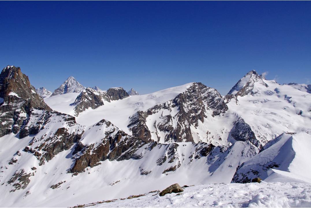 Cham - Zermatt italienne : Col du Mont-Brulé, glacier supérieur de Tsa de Tsan, Tête de Valpelline... mais oui, Chamonix - Zermatt foule aussi l'Italie... (le Val d'Aoste).