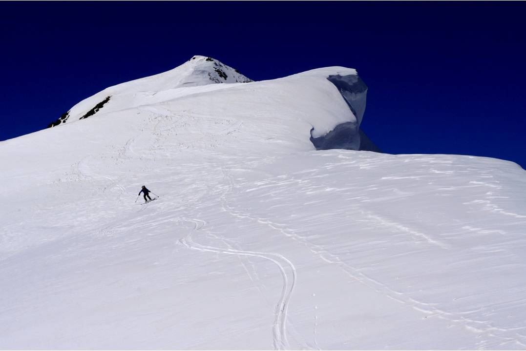 Arête de descente : Petite poudre en nord, corniches sur la Suisse... la descente commence par un ski prudent, où l'on découvre l'itinéraire à chaque virage.
