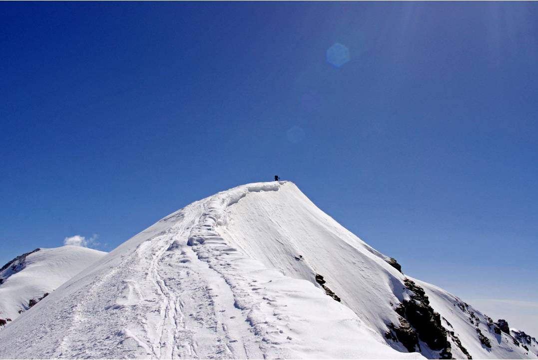 Summit : Nous accédons au sommet de la Punta KURZ... Pierre se découpe dans le bleu, avec aisance.