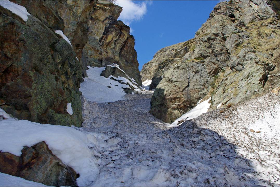 Canyon terminal : Pour rejoindre le fond de la vallée, le Torrent de Braoulé creuse un dernier canyon, qui sert de réceptacle à de grandes avalanches. Skis sur le sac, crampons... nous passons en sécurité.