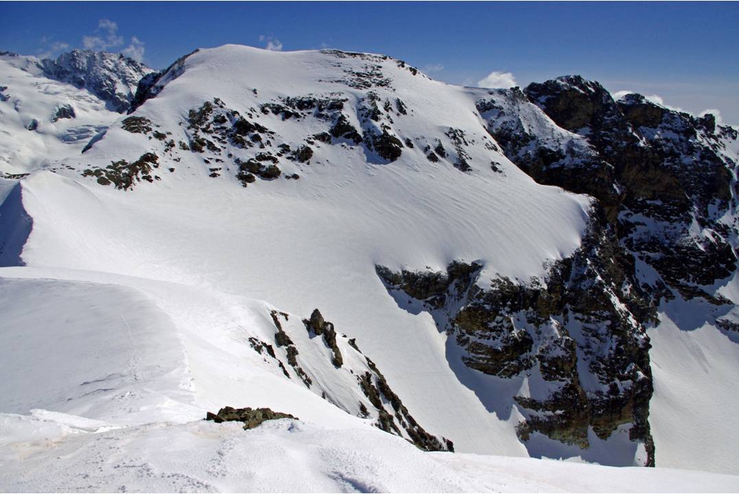 Mont Braoulé : Le Mont Braoulé se situe en vis-à-vis de la Punta Kurz... et leur ensemble laisse échapper sur la droite, fuyant, le couloir glaciaire qui conduit à l'itinéraire de descente.