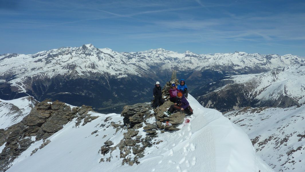 La team : au sommet devant la Parrachée et la Grande Casse