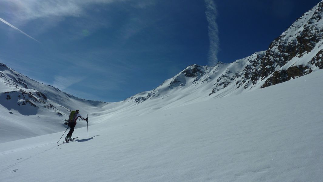 Vallon de Bramanette : le col de Bramanette au fond