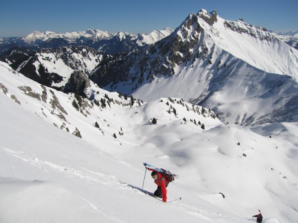 #4 Sous le petit col : Valentin sous le petit col avec le Roc d Sous le petit col : Valentin sous le petit col avec le Roc d'Enfer derrière. (photo: Nicole)
