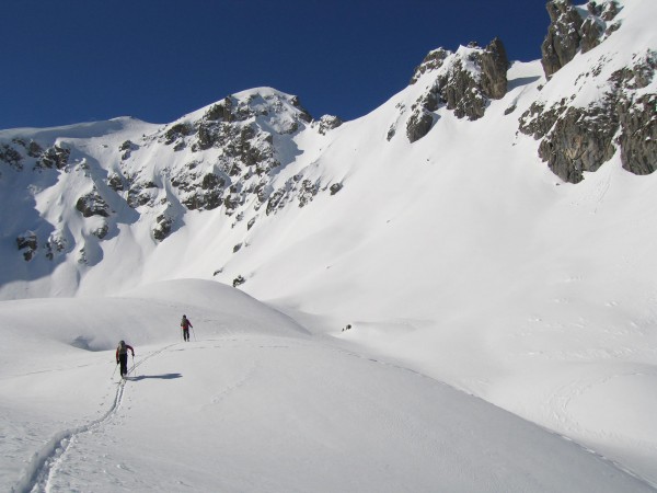 #1 Montée sous Chalune : A gauche la Pointe de Chalune avec son couloir NE qui a été fait juste après et au milieu le col (sommet couloir). photo: Nicole Montée sous Chalune : A gauche la Pointe de Chalune avec son couloir NE qui a été fait juste après et au milieu le col (sommet couloir). photo: Nicole
