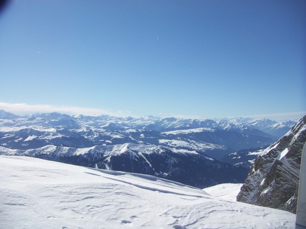 Vue du col Est : Ecrins, Vanoise, et la chaîne de Belledonne de quelques skitouriens acharnés!
