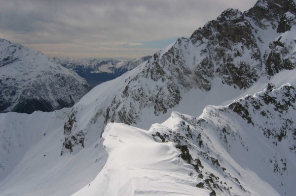 #9 Crête sommitale : La crête bien cornichée et le col marqué par un poteau. Crête sommitale : La crête bien cornichée et le col marqué par un poteau.