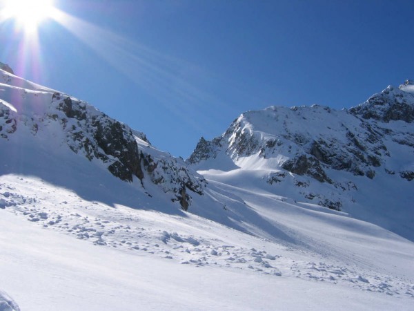 #3 Vierge : On devine le col dans le vallon de gauche. Vierge : On devine le col dans le vallon de gauche.