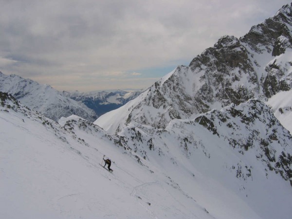 #8 Arrivée : Nous choisissons de montée plus haut que le col pour avoir plus de pente et pour une arrivée skis aux pieds, sauf Olivier... Arrivée : Nous choisissons de montée plus haut que le col pour avoir plus de pente et pour une arrivée skis aux pieds, sauf Olivier...
