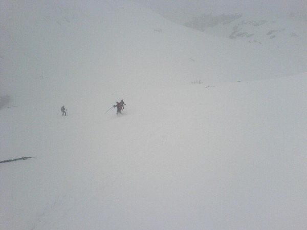 #4 fin de journée samedi : peu de visibilité mais le refuge n fin de journée samedi : peu de visibilité mais le refuge n'est pas loin sur la courte descente de 200m assez plate