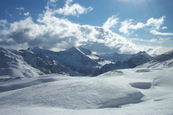 #2 Vue sur roche grande : Les faces nord ont bien conservé la neige par ici ! Vue sur roche grande : Les faces nord ont bien conservé la neige par ici !