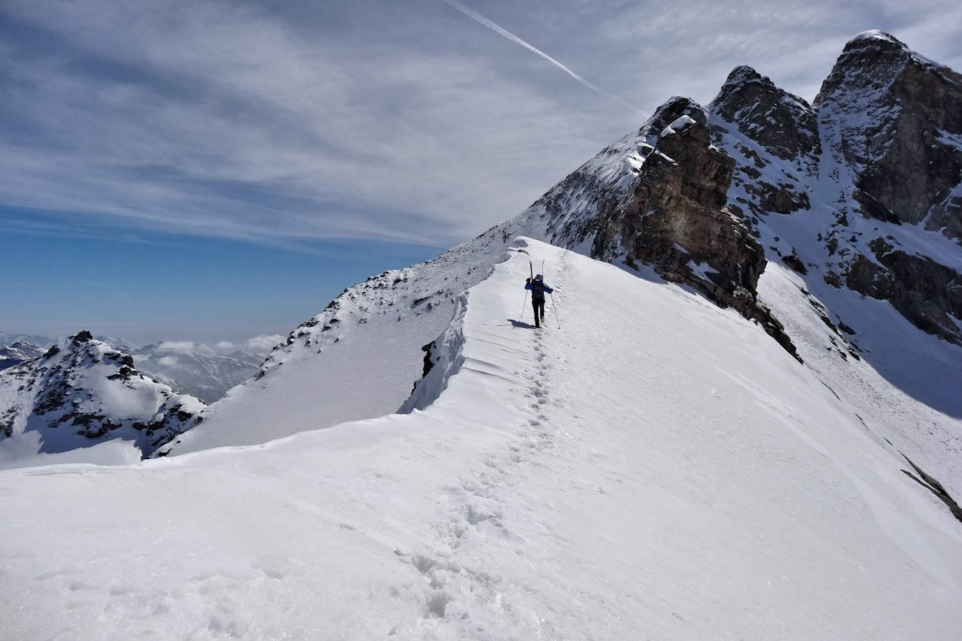 Sur l'arête N-NW : Nous tenterons plus loin de trouver un passage dans les dalles de la face SW.