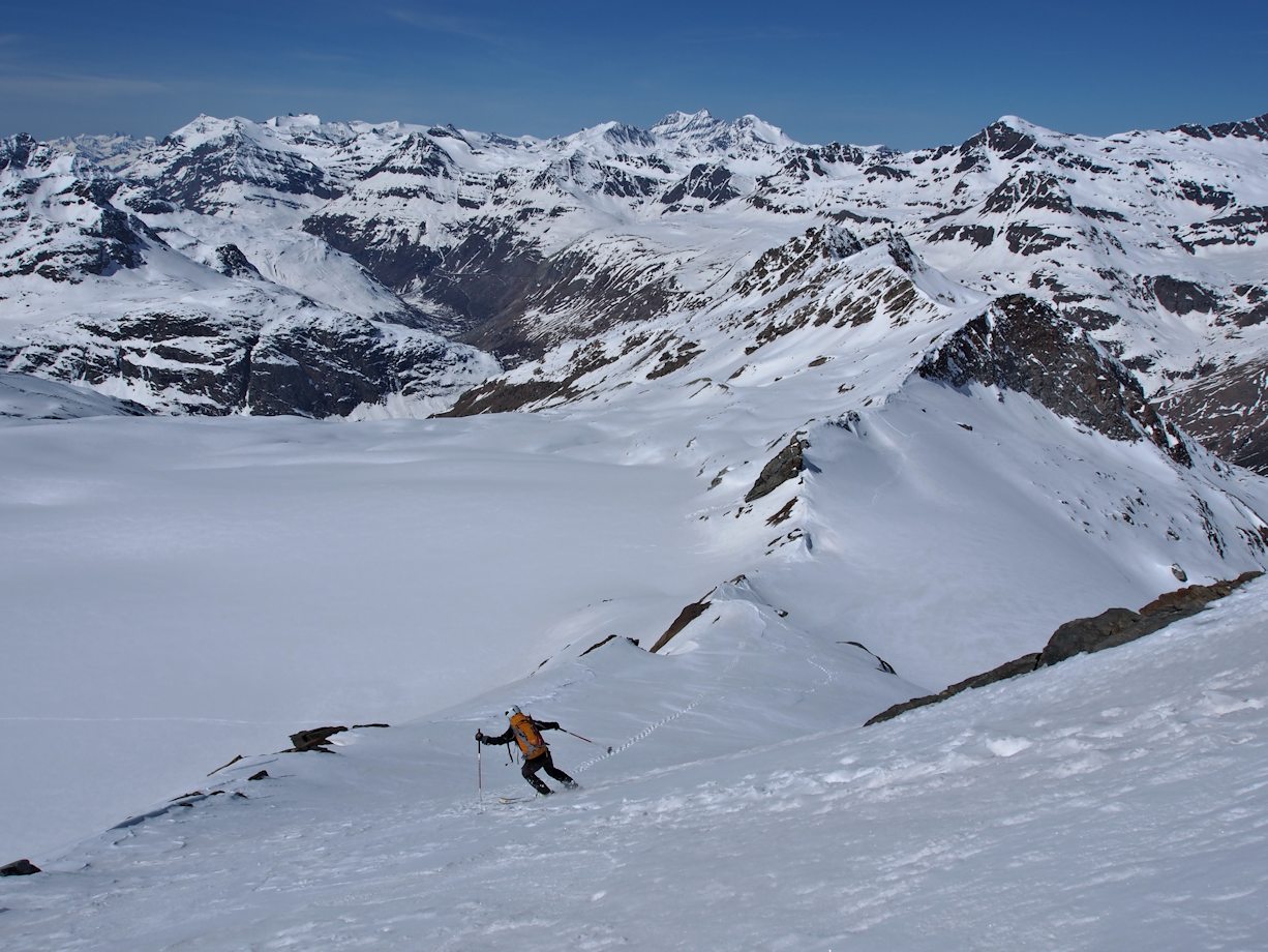 Descente sur l'arête : Neige encore dure, mais bon grip.