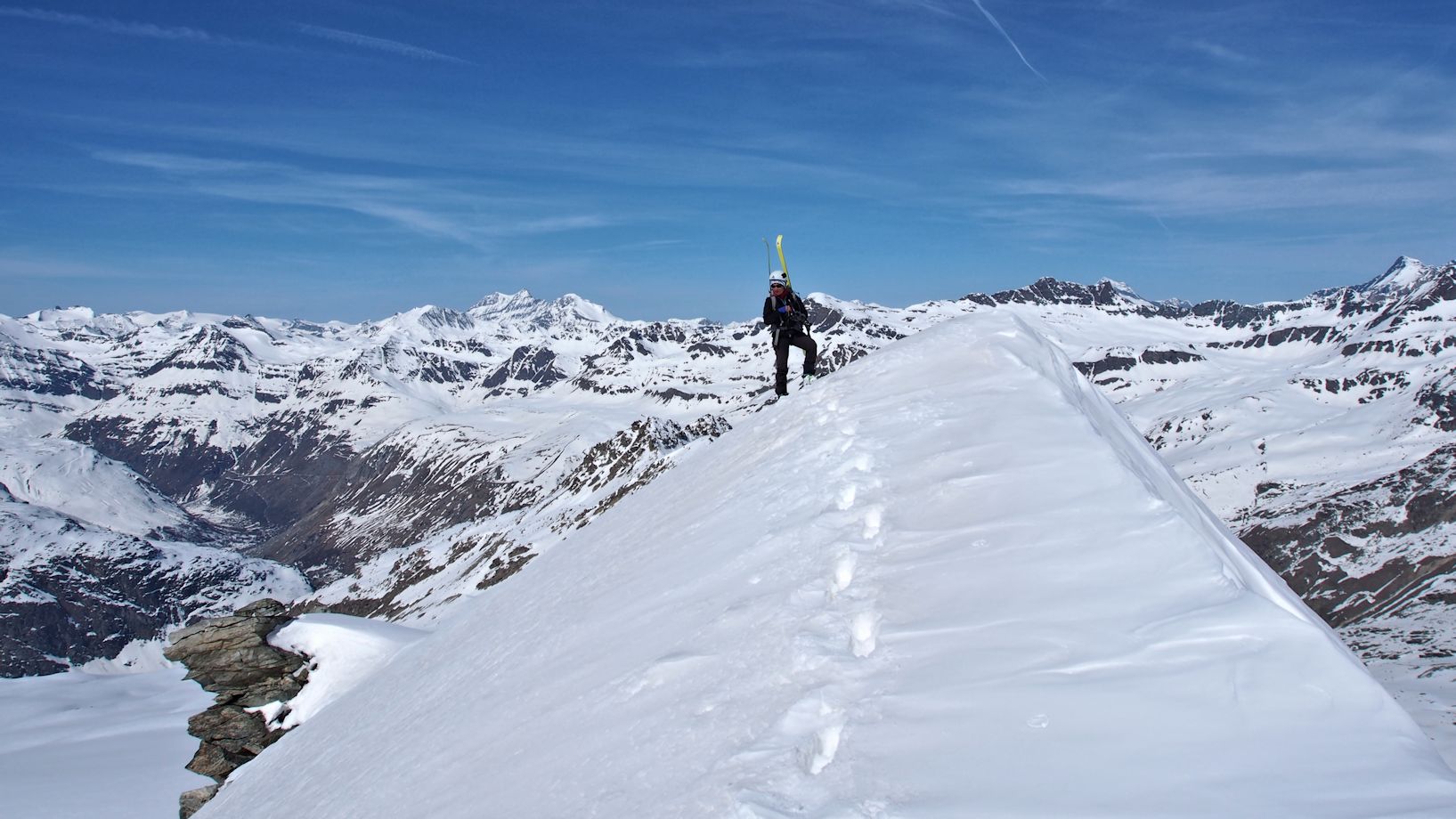 Arête S-SW : Florence admire le panorama.