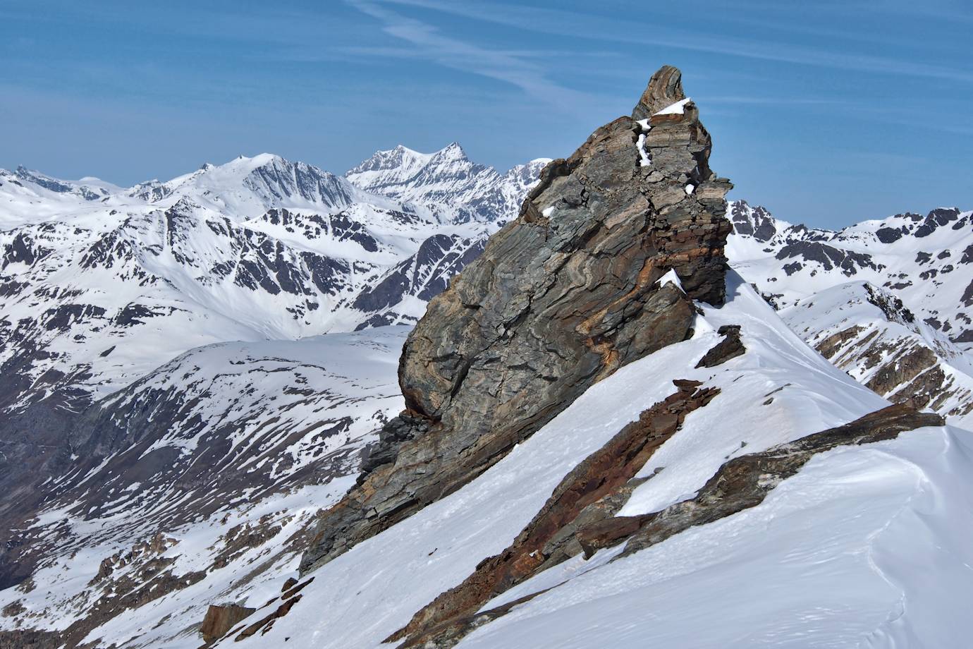 Arrivée sur l'arête : Roches métamorphiques.