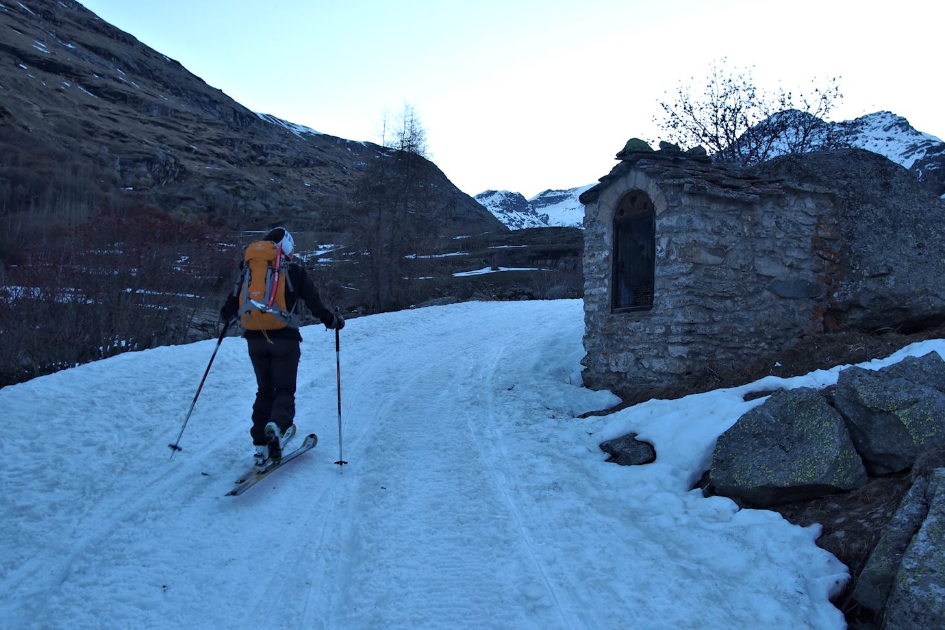 Oratoire St Landry : Après un départ à pied sur le chemin rive droite, nous rejoignons la piste enneigée sur l'autre rive.