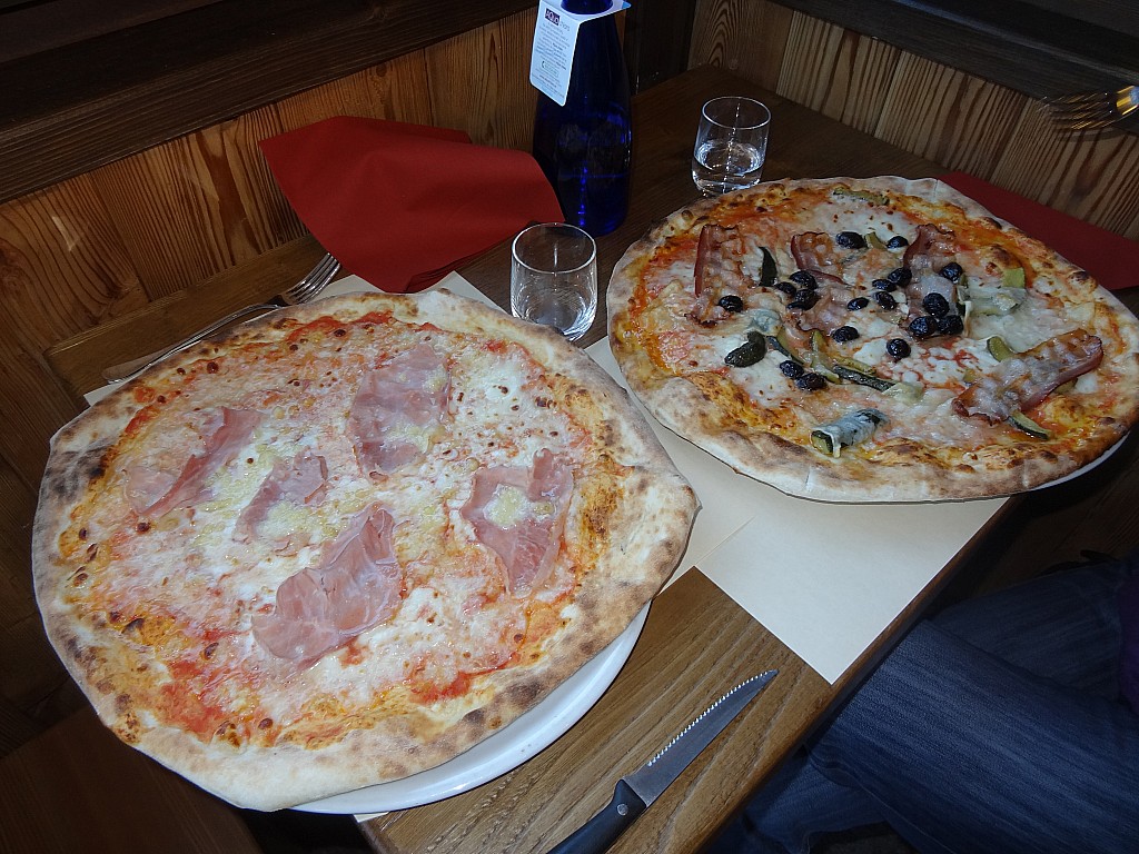 Et oui la rando ça donne faim : sur le chemin du retour pizzas géantes à la pizzeria del tunnele (Courmayeur)