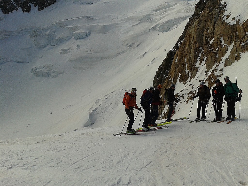 Tour Meije : Le groupe au complet juste à coté de l'aigle... morts de faim devant les 1800m de d- qui souvrent à nous...