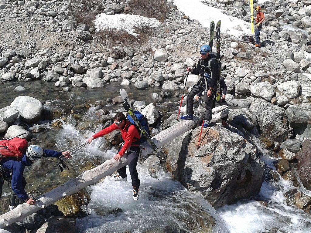 Tour Meije : Pour pimenter le tout...un dernier obstacle non des moindres... le franchissement du ruisseau