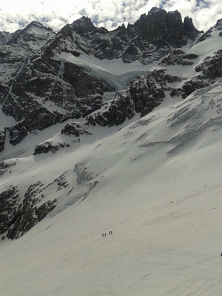 Tour Meije : Une idée des dimensions des lieux.... la réputation d'une des plus belles descente des alpes n'est pas volée...