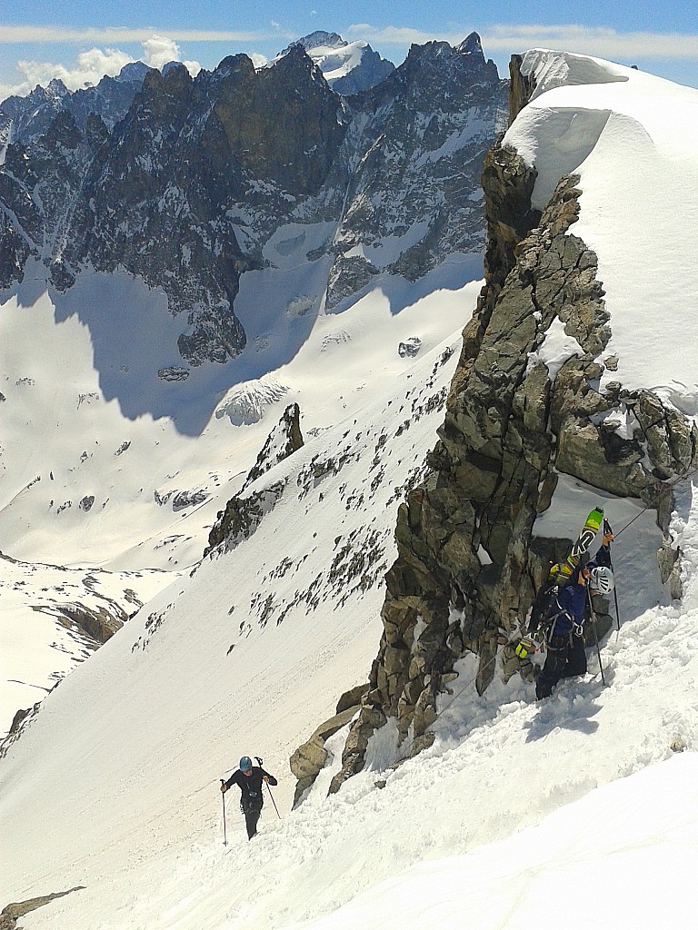 Tour Meije : Les derniers mètres du col du pavé.... un vrai four même à 3500m... Philou aide Nico