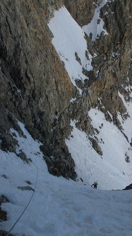 #13 Lory : On devine le degré de fiabilité des points intermédiaires entre les relais (souvent bricolés pour faire quelque chose de potable dans un éboulis géant...) Lory : On devine le degré de fiabilité des points intermédiaires entre les relais (souvent bricolés pour faire quelque chose de potable dans un éboulis géant...)