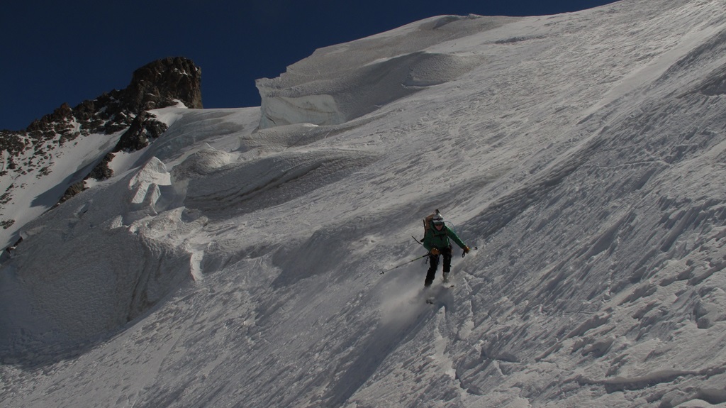 #22 dome : Descente rive droite moins expo aux séracs mais plus raide, à préférer malgré quelques passages à la con (ici tout droit sur glace vive) dome : Descente rive droite moins expo aux séracs mais plus raide, à préférer malgré quelques passages à la con (ici tout droit sur glace vive)