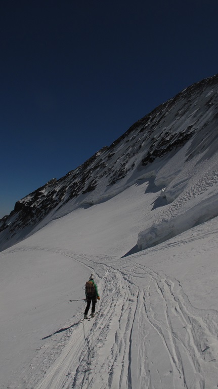 #18 Barre : Début de descente encordé jusqu Barre : Début de descente encordé jusqu'aux séracs pour optimiser la sécu. Puis non encordé pour faire un compromis entre la chute en crevasse et le temps passé sous les séracs.....