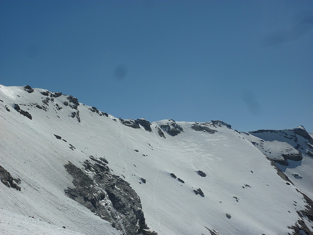 Cote 3200m : Des skieurs à la selle ... d'Albaron