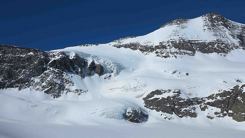 #7 L L'Albaron : Du monde à l'Albaron. Jolie barre de seracs
