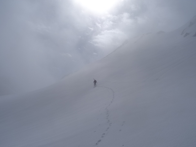 #9 traversée moins péteuse ! : arrivée au col de Sarvatan, c traversée moins péteuse ! : arrivée au col de Sarvatan, c'est plus débonnaire, on garde les crampons par flemme...