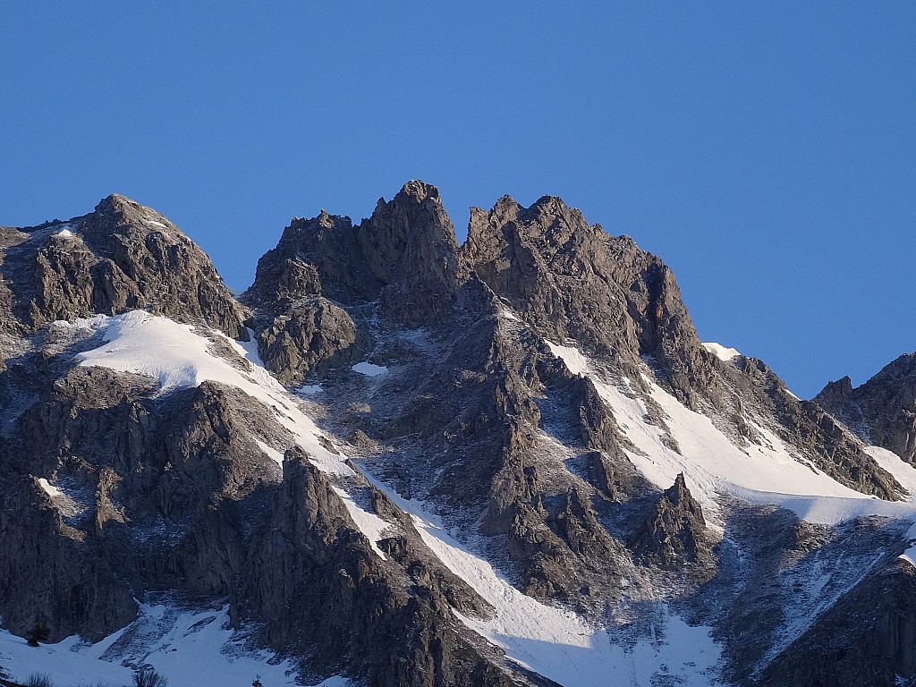 c'est beau au départ : mais pas très engageant côté neige, finalement ça se révèlera bien mieux que ça n'en a l'air !