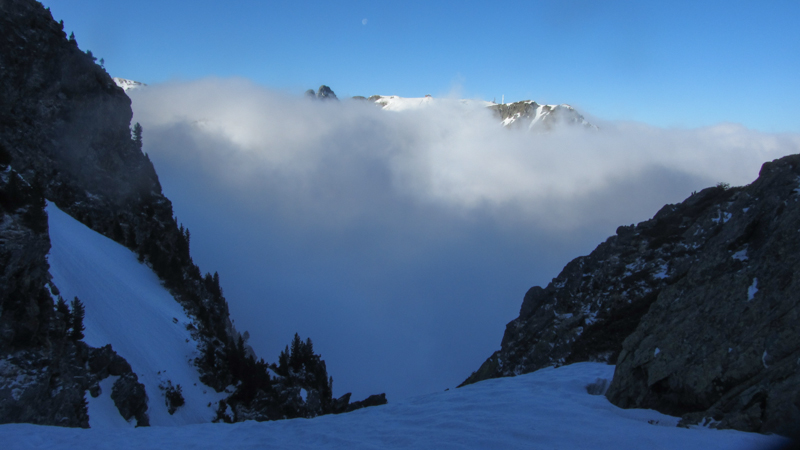 #3 Croix : Il est 8h et les nuages assaillent déjà la croix... Croix : Il est 8h et les nuages assaillent déjà la croix...