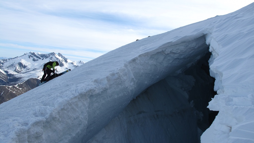 Crevasse : Le pont de neige cassé, et la troisième personne isolée sans possibilité safe de traverser