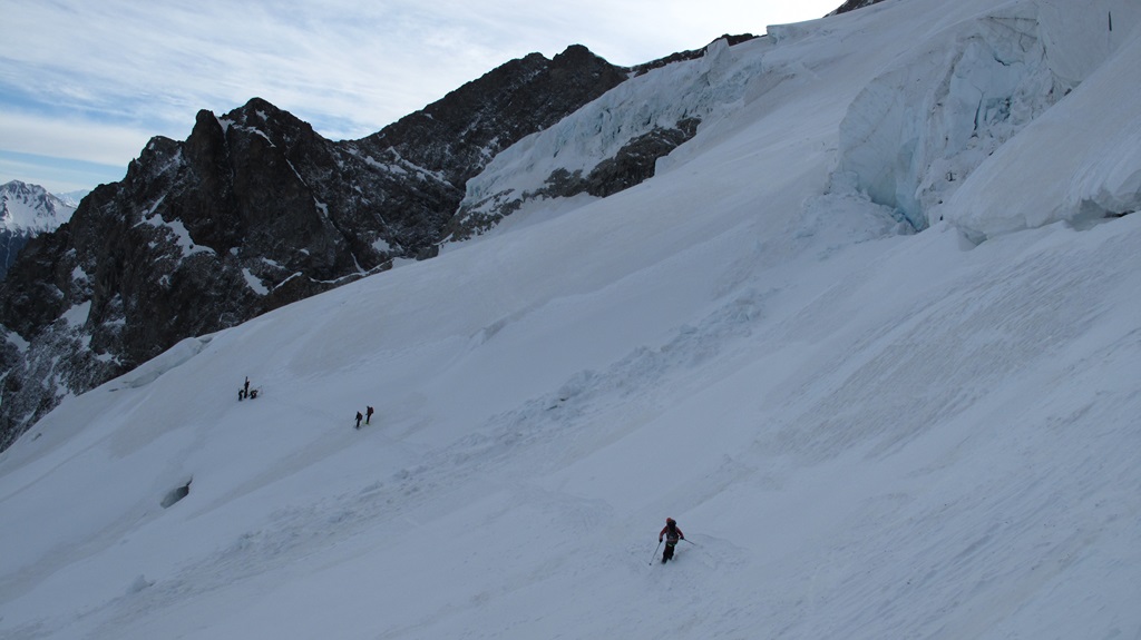 Crevasse : Notre zone d'arrêt à droite et le groupe avant rupture du pont