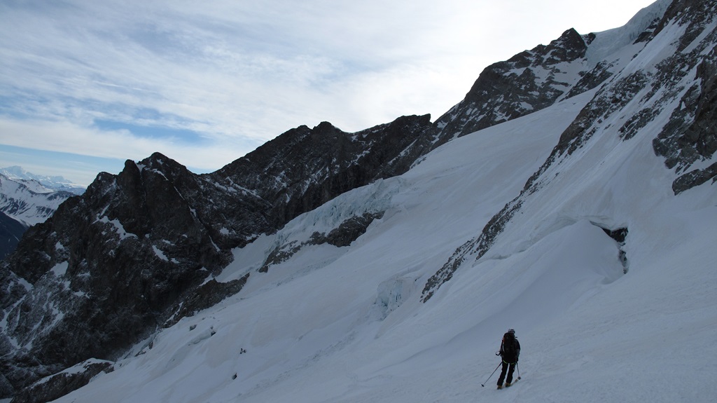 Crevasse : On voit le groupe de trois sur le pont de neige (plus facile à deviner après...)