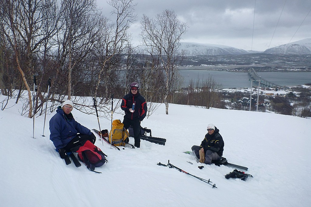 #9 Pause déjeuner face à Tromso : Pierre, Didier et Joël Pause déjeuner face à Tromso : Pierre, Didier et Joël