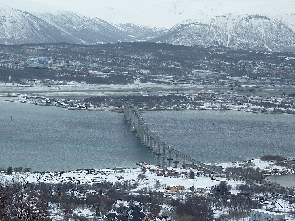 L'aéroport de Tromso et son : pont pris au zoom