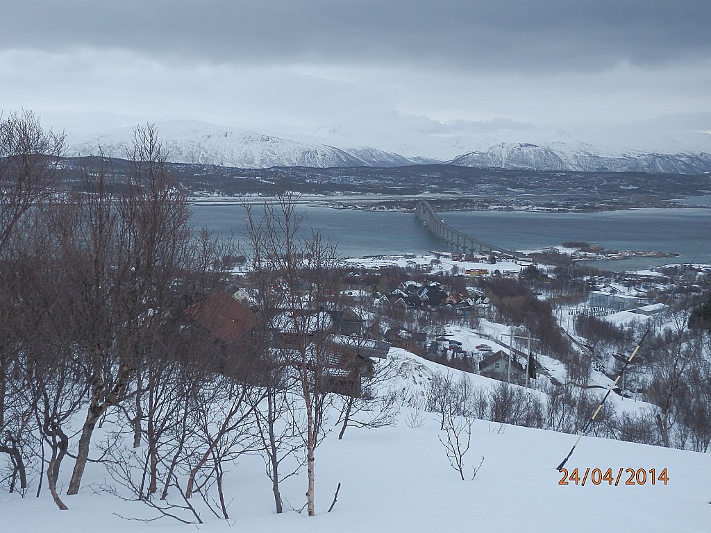 Belle vue sur Tromso, son : aéroport et le pont enjambant le fjord