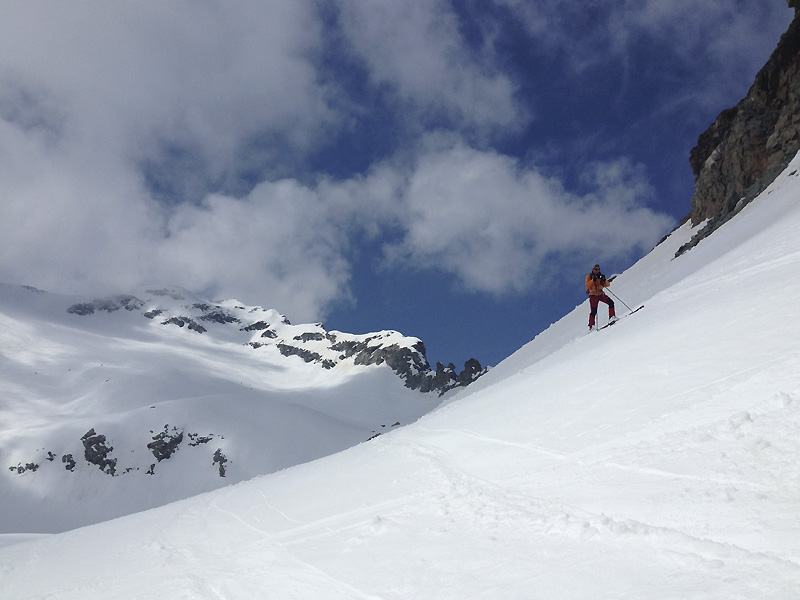 Déjà 500m de bon ski : On voit le sommet à l'arrière-plan