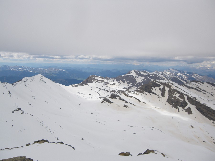 Ves le N : Vue vers le N, Puy de la Seiche, col de Vautreuil, Roche Close.