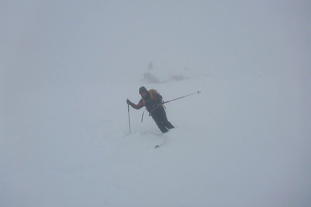 On ne change pas les bonnes : habitudes, à savoir descente dans le brouillard