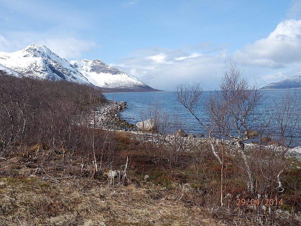 Le départ depuis la route : le long du fjord