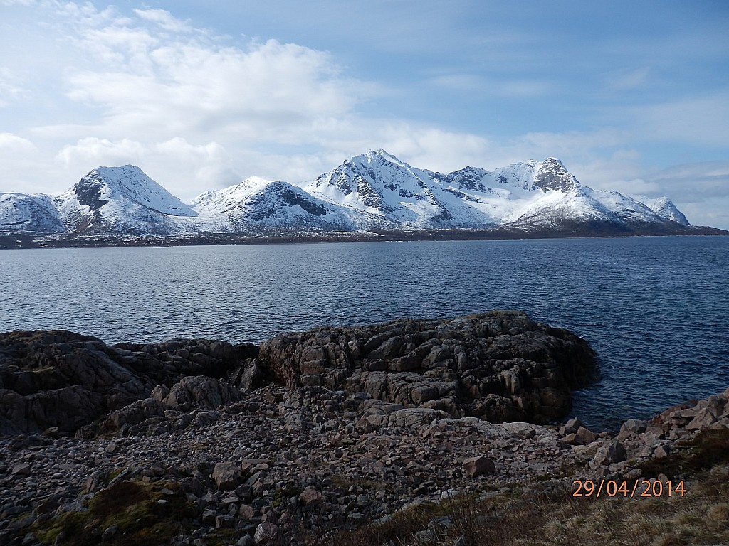 Belle vue sur le Sifjorden : et ses sommets enneigés