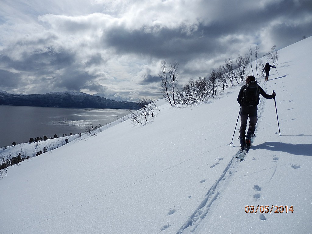 Yves et Joël en cours de : progression avec vue fjord