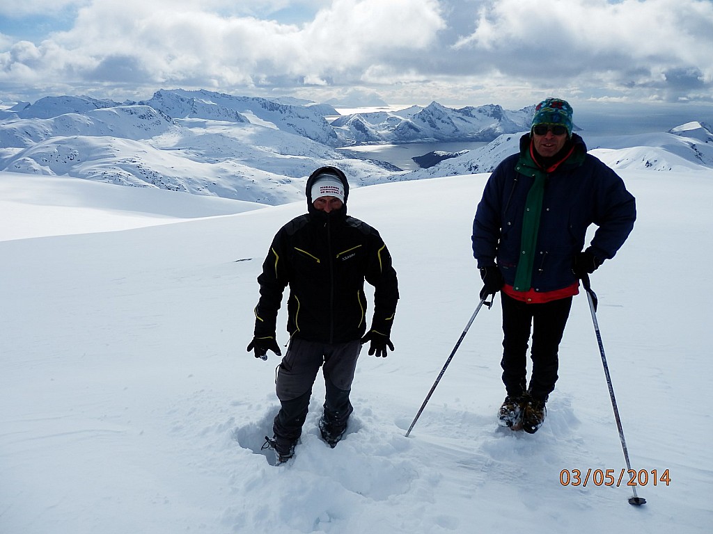#2 Joël et Pierre au sommet : avec panorama sur les fjords de l Joël et Pierre au sommet : avec panorama sur les fjords de l'île