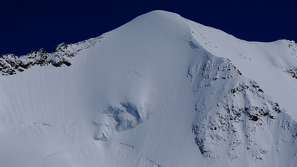 Face skiée : Deux autographes dans la partie inf de la directe